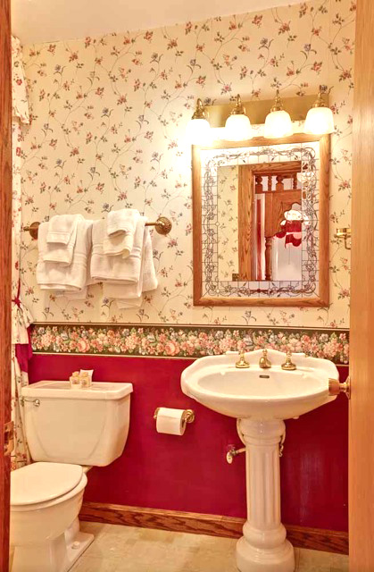 Mariposa Hotel Inn's Nana Ann's room bathroom
